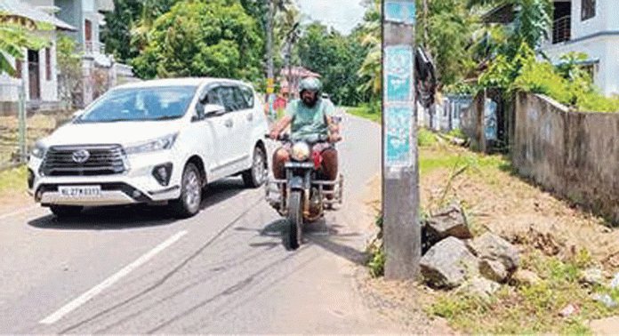 കുമ്പനാട്-ആറാട്ടുപുഴ റോഡിൽ വഴിമുടക്കി വൈദ്യുതത്തൂൺ കുമ്പനാട്-ആറാട്ടുപുഴ റോഡിൽ വഴിമുടക്കി വൈദ്യുതത്തൂൺ