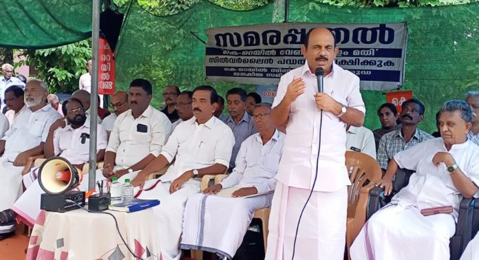സിൽവർ ലൈൻ പദ്ധതിയുടെ പേരിൽ വഴിയാധാരമാകേണ്ടി വരുന്നവരുടെ കണ്ണീരിന്റെ വിലയാണ് പിണറായി വിജയനെ ഊരാക്കുടുക്കിൽപെടുത്തിയിരിക്കുന്നത് ; ജോസഫ് എം. പുതുശ്ശേരി സിൽവർ ലൈൻ പദ്ധതിയുടെ പേരിൽ വഴിയാധാരമാകേണ്ടി വരുന്നവരുടെ കണ്ണീരിന്റെ വിലയാണ് പിണറായി വിജയനെ ഊരാക്കുടുക്കിൽപെടുത്തിയിരിക്കുന്നത് ; ജോസഫ് എം. പുതുശ്ശേരി