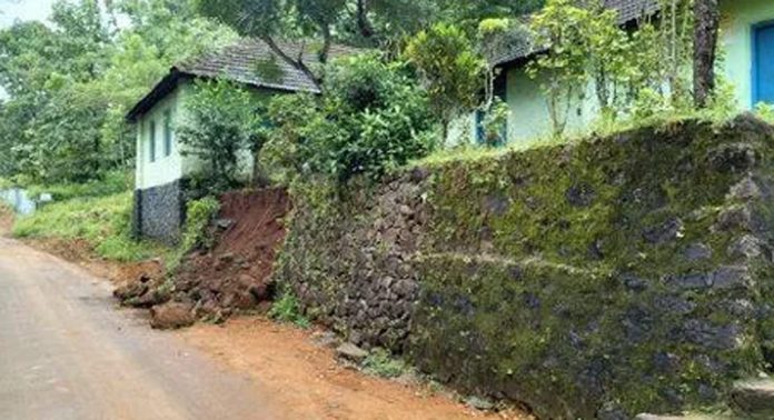 പൈപ്പുലൈന് കുഴിയെടുത്തു ; കുമ്പളന്താനം കെ.വി.എം എൽ.പി സ്കൂളിന്റെ ചുറ്റുമതിൽ തകർന്നു പൈപ്പുലൈന് കുഴിയെടുത്തു ; കുമ്പളന്താനം കെ.വി.എം എൽ.പി സ്കൂളിന്റെ ചുറ്റുമതിൽ തകർന്നു