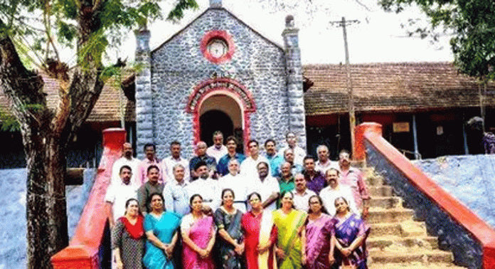 നാല്പത്തൊന്നു വർഷങ്ങൾക്കു ശേഷം അവര് ഒത്തുകൂടി മല്ലപ്പള്ളി സി. എം. എസ് ഹൈസ്കൂളിൽ നാല്പത്തൊന്നു വർഷങ്ങൾക്കു ശേഷം അവര് ഒത്തുകൂടി മല്ലപ്പള്ളി സി. എം. എസ് ഹൈസ്കൂളിൽ