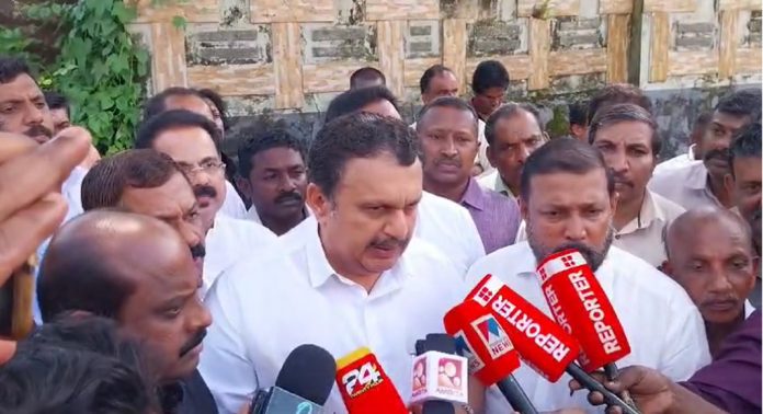 മുയലിനോട് ഒപ്പം ഓടുകയും വേട്ടപ്പട്ടിയോടോപ്പം വേട്ടയാടുകയും ചെയ്യുന്ന സമീപനമാണ് സി.പി.എമ്മിന്റേത് : കെ മുരളീധരൻ മുയലിനോട് ഒപ്പം ഓടുകയും വേട്ടപ്പട്ടിയോടോപ്പം വേട്ടയാടുകയും ചെയ്യുന്ന സമീപനമാണ് സി.പി.എമ്മിന്റേത് : കെ മുരളീധരൻ