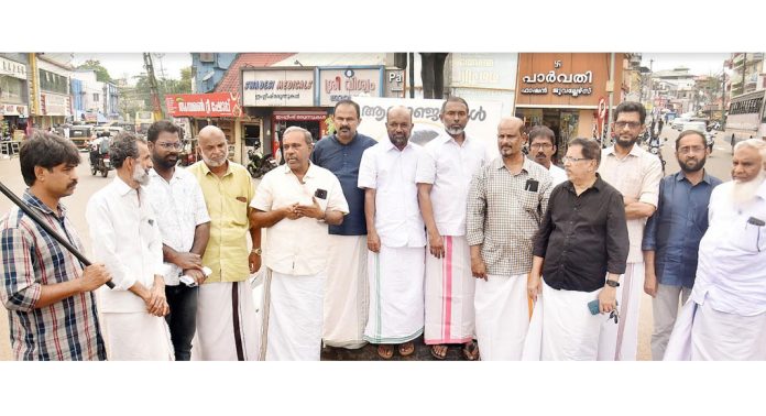 എ ഡി എം നവീൻ ബാബുവിന്റെ മരണത്തിൽ മുസ്ലിംലീഗ് പ്രതിഷേധം എ ഡി എം നവീൻ ബാബുവിന്റെ മരണത്തിൽ മുസ്ലിംലീഗ് പ്രതിഷേധം