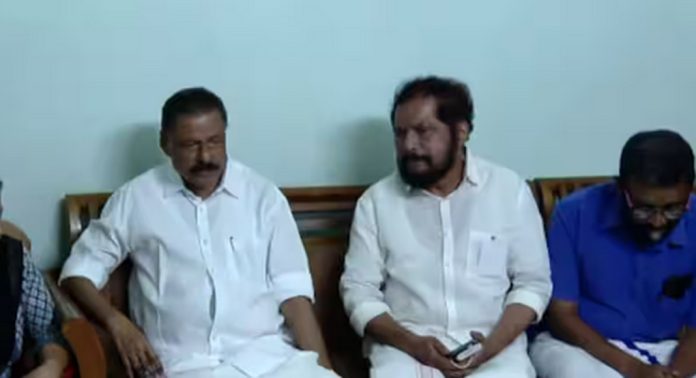 സിപിഎം സംസ്ഥാന സെക്രട്ടറി എംവി ഗോവിന്ദൻ ജീവനൊടുക്കിയ എഡിഎം നവീൻ ബാബുവിൻ്റെ വീട്ടിലെത്തി സിപിഎം സംസ്ഥാന സെക്രട്ടറി എംവി ഗോവിന്ദൻ ജീവനൊടുക്കിയ എഡിഎം നവീൻ ബാബുവിൻ്റെ വീട്ടിലെത്തി