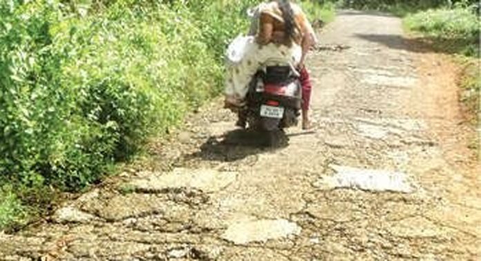 പരുത്യാനിക്കല് റോഡ് തകർന്നു തരിപ്പണമായി ; വലഞ്ഞ് യാത്രക്കാര് പരുത്യാനിക്കല് റോഡ് തകർന്നു തരിപ്പണമായി ; വലഞ്ഞ് യാത്രക്കാര്