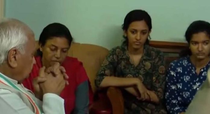 നവീന് ബാബുവിന്റെ വീട്ടിലെത്തി ഗവര്ണര് ആരിഫ് മുഹമ്മദ് ഖാന് നവീന് ബാബുവിന്റെ വീട്ടിലെത്തി ഗവര്ണര് ആരിഫ് മുഹമ്മദ് ഖാന്