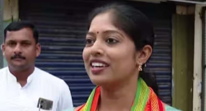 യു ഡി എഫ് റോഡ് ഷോ ; പരിഹാസവുമായി നവ്യ ഹരിദാസ് യു ഡി എഫ് റോഡ് ഷോ ; പരിഹാസവുമായി നവ്യ ഹരിദാസ്