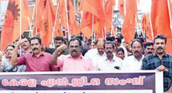 എ.ഡി.എം. നവീൻ ബാബുവിന്റെ മരണത്തിൽ ജുഡീഷ്യൽ അന്വേഷണം ആവശ്യപ്പെട്ട് എൻ.ജി.ഒ.സംഘ് പ്രകടനം നടത്തി എ.ഡി.എം. നവീൻ ബാബുവിന്റെ മരണത്തിൽ ജുഡീഷ്യൽ അന്വേഷണം ആവശ്യപ്പെട്ട് എൻ.ജി.ഒ.സംഘ് പ്രകടനം നടത്തി