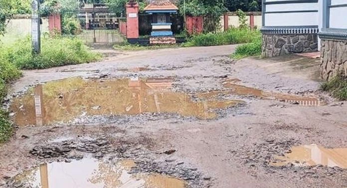 തകര്ന്ന് തരിപ്പണമായി നിരണം – പുത്തൻപറമ്പിൽപടി റോഡ് ; ദുരിതത്തില് യാത്രക്കാര് തകര്ന്ന് തരിപ്പണമായി നിരണം – പുത്തൻപറമ്പിൽപടി റോഡ് ; ദുരിതത്തില് യാത്രക്കാര്