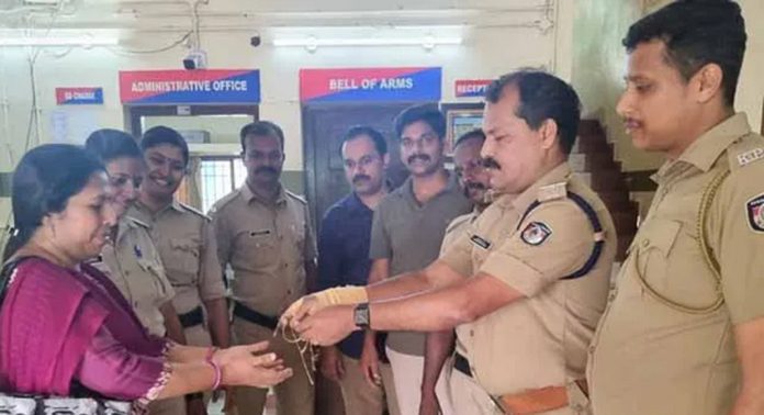 കളഞ്ഞുകിട്ടിയെ സ്വര്ണം പോലീസില് ഏല്പ്പിച്ച് മാതൃകയായി വീട്ടമ്മ കളഞ്ഞുകിട്ടിയെ സ്വര്ണം പോലീസില് ഏല്പ്പിച്ച് മാതൃകയായി വീട്ടമ്മ