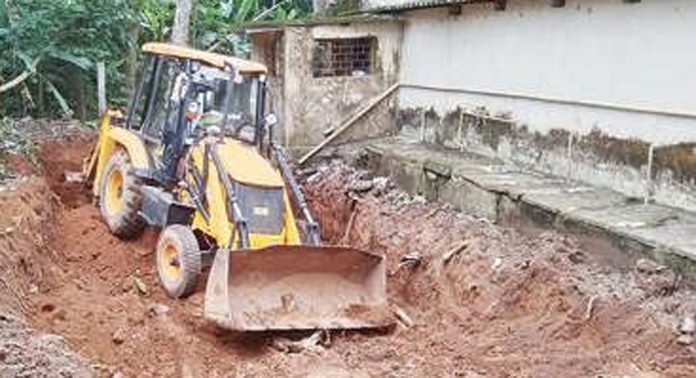 പന്തളത്ത് ശൗചാലയത്തിന്റെ പഴയടാങ്ക് മാറ്റി പുതിയ സെപ്റ്റിക് ടാങ്ക് വെക്കുന്ന പണി ആരംഭിച്ചു പന്തളത്ത് ശൗചാലയത്തിന്റെ പഴയടാങ്ക് മാറ്റി പുതിയ സെപ്റ്റിക് ടാങ്ക് വെക്കുന്ന പണി ആരംഭിച്ചു