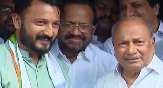 പാലക്കാട് സ്ഥാനാർത്ഥി രാഹുൽ മാങ്കൂട്ടത്തിലിന് പിന്തുണ നൽകി എ കെ ആന്റണി പാലക്കാട് സ്ഥാനാർത്ഥി രാഹുൽ മാങ്കൂട്ടത്തിലിന് പിന്തുണ നൽകി എ കെ ആന്റണി