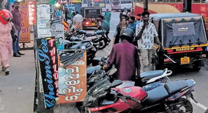 പന്തളം ജംഗ്ഷനെ വലച്ച് അനധികൃത പാര്ക്കിംഗ് പന്തളം ജംഗ്ഷനെ വലച്ച് അനധികൃത പാര്ക്കിംഗ്