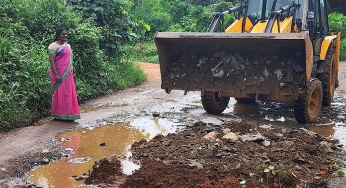 റോഡ് പുനരുദ്ധരിക്കാൻ സാങ്കേതിക പ്രശ്നം ; സ്വന്തം നിലയിൽ റോഡ് ഗതാഗത യോഗ്യമാക്കി പഞ്ചായത്ത് പ്രസിഡന്റ് റോഡ് പുനരുദ്ധരിക്കാൻ സാങ്കേതിക പ്രശ്നം ; സ്വന്തം നിലയിൽ റോഡ് ഗതാഗത യോഗ്യമാക്കി പഞ്ചായത്ത് പ്രസിഡന്റ്