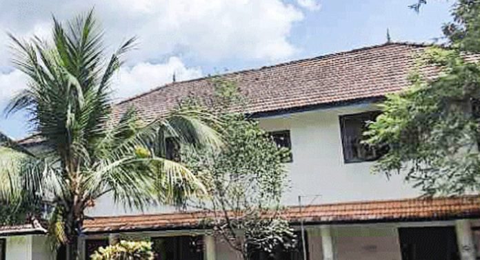 വേലുത്തമ്പി ദളവയുടെ ചിരസ്മരണക്കായി തീർത്ത മണ്ണടിയിലെ മ്യൂസിയം അവഗണനയിൽ വേലുത്തമ്പി ദളവയുടെ ചിരസ്മരണക്കായി തീർത്ത മണ്ണടിയിലെ മ്യൂസിയം അവഗണനയിൽ