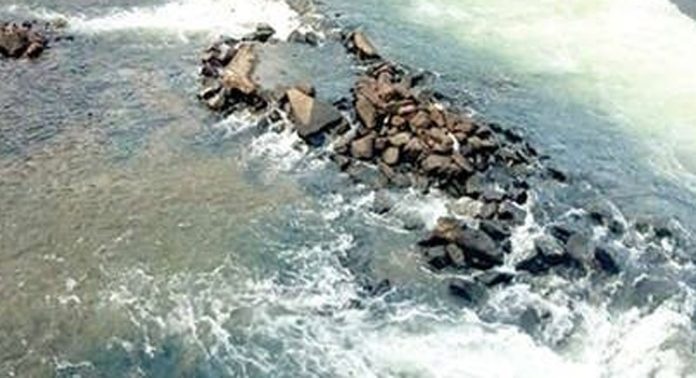 പൂവപ്പുഴയിലെ തടയണ പൊളിഞ്ഞു ; തിരിഞ്ഞു നോക്കാതെ അധികൃതര് പൂവപ്പുഴയിലെ തടയണ പൊളിഞ്ഞു ; തിരിഞ്ഞു നോക്കാതെ അധികൃതര്