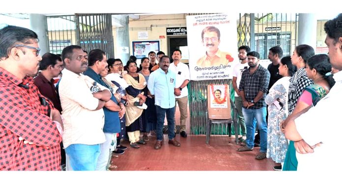റവന്യൂ ജീവനക്കാരുടെ കൂട്ട അവധി എടുപ്പ് സമരം റാന്നി താലൂക്കില് പൂര്ണ്ണം ; എന്.ജി.ഓ യൂണിയന് നേതാവു കൂടിയായ ചെറുകോല് വില്ലേജ് ഓഫീസര് കാലുവാരി റവന്യൂ ജീവനക്കാരുടെ കൂട്ട അവധി എടുപ്പ് സമരം റാന്നി താലൂക്കില് പൂര്ണ്ണം ; എന്.ജി.ഓ യൂണിയന് നേതാവു കൂടിയായ ചെറുകോല് വില്ലേജ് ഓഫീസര് കാലുവാരി