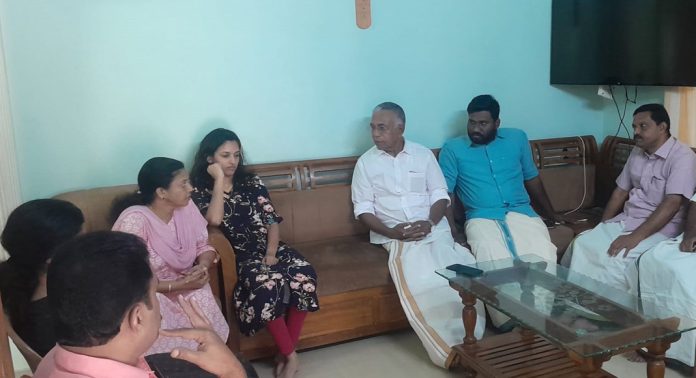 ജില്ലാ പഞ്ചായത്ത് പ്രസിഡന്റിന്റെ ആരോപണത്തിൽ കളക്റ്റർ മൗനം പാലിച്ചത് ഗുരുതരമായ തെറ്റ് : കെ പ്രകാശ് ബാബു ജില്ലാ പഞ്ചായത്ത് പ്രസിഡന്റിന്റെ ആരോപണത്തിൽ കളക്റ്റർ മൗനം പാലിച്ചത് ഗുരുതരമായ തെറ്റ് : കെ പ്രകാശ് ബാബു