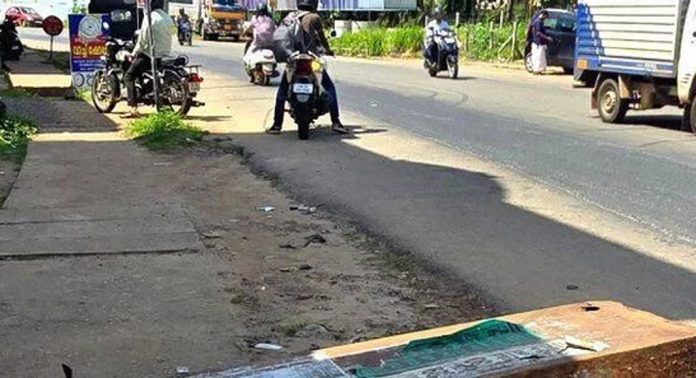 ബി.എസ്.എൻ.എല് ടെലിഫോൺ കൺട്രോൾ ബോക്സ് നടപ്പാതയിലേക്ക് മറിഞ്ഞിട്ട് രണ്ടാഴ്ച ; തിരിഞ്ഞു നോക്കാതെ അധികൃതര് ബി.എസ്.എൻ.എല് ടെലിഫോൺ കൺട്രോൾ ബോക്സ് നടപ്പാതയിലേക്ക് മറിഞ്ഞിട്ട് രണ്ടാഴ്ച ; തിരിഞ്ഞു നോക്കാതെ അധികൃതര്