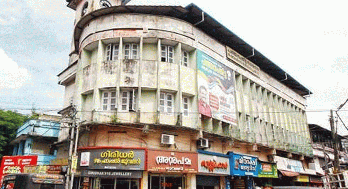 ഏതുനിമിഷവും നിലംപൊത്തുമെന്ന അവസ്ഥയില് നഗരസഭാ ഷോപ്പിങ് കോംപ്ലക്സ് ഏതുനിമിഷവും നിലംപൊത്തുമെന്ന അവസ്ഥയില് നഗരസഭാ ഷോപ്പിങ് കോംപ്ലക്സ്