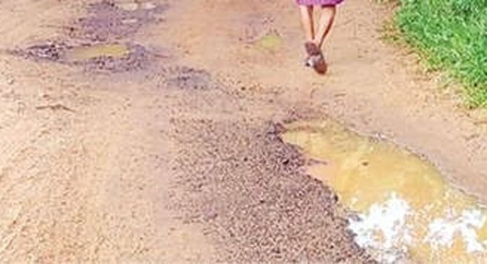 ജൽജീവൻ പദ്ധതിയിൽ വെട്ടിപ്പൊളിച്ച മുണ്ടയ്ക്കമൺ-വാക്കേകടവ് റോഡ് യാത്ര ദുഷ്ക്കരമാകുന്നു ജൽജീവൻ പദ്ധതിയിൽ വെട്ടിപ്പൊളിച്ച മുണ്ടയ്ക്കമൺ-വാക്കേകടവ് റോഡ് യാത്ര ദുഷ്ക്കരമാകുന്നു