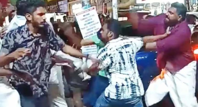 എസ്എഫ്ഐക്കാരും മുൻ എസ്എഫ്ഐക്കാരും തമ്മിലടിച്ചു ; 3 പേർക്കെതിരെ കേസ് എസ്എഫ്ഐക്കാരും മുൻ എസ്എഫ്ഐക്കാരും തമ്മിലടിച്ചു ; 3 പേർക്കെതിരെ കേസ്