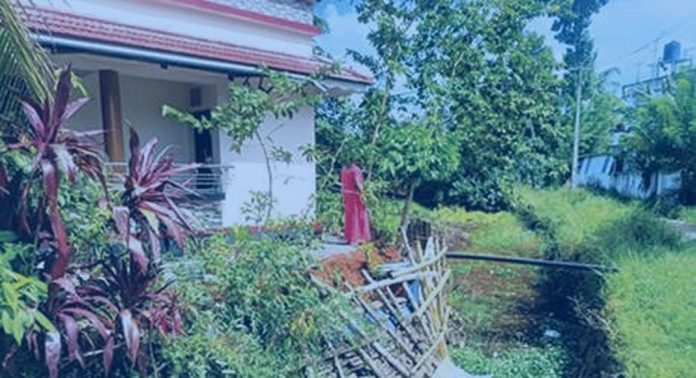 നിരണം വില്യാരിയിൽ വീട്ടുമുറ്റം ഇടിഞ്ഞു തോട്ടിലേക്ക് വീണു ; അപകടഭീതിയിൽ ആറംഗ കുടുംബം നിരണം വില്യാരിയിൽ വീട്ടുമുറ്റം ഇടിഞ്ഞു തോട്ടിലേക്ക് വീണു ; അപകടഭീതിയിൽ ആറംഗ കുടുംബം