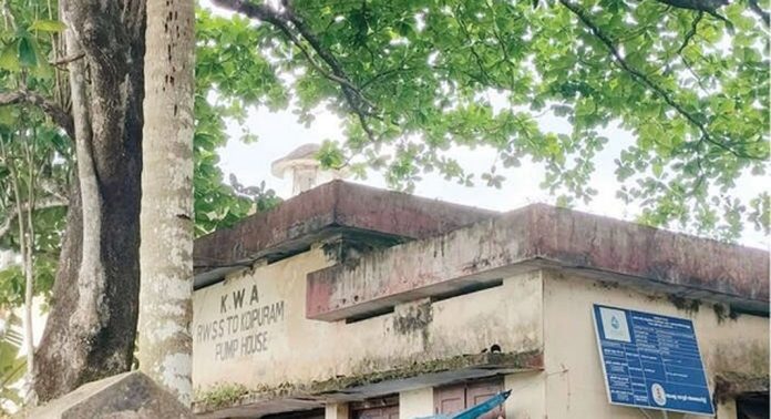 കാഞ്ഞിരപ്പാറ പമ്പ്ഹൗസിന് സമീപം അപകടഭീഷണിയായി വാകമരം കാഞ്ഞിരപ്പാറ പമ്പ്ഹൗസിന് സമീപം അപകടഭീഷണിയായി വാകമരം