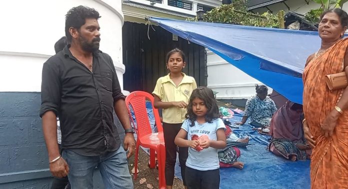 ഭൂമിക്ക് നൽകിയ അഡ്വാൻസ് തുക തിരികെ കിട്ടാൻ വീട്ടുപടിക്കൽ സത്യഗ്രഹം ചെയ്ത കുടുബങ്ങളെ പോലീസ് നീക്കം ചെയ്തു ഭൂമിക്ക് നൽകിയ അഡ്വാൻസ് തുക തിരികെ കിട്ടാൻ വീട്ടുപടിക്കൽ സത്യഗ്രഹം ചെയ്ത കുടുബങ്ങളെ പോലീസ് നീക്കം ചെയ്തു