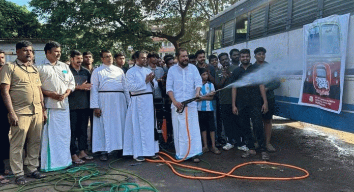 ആനവണ്ടി കഴുകലുമായി സി എസ് ഐ യുവജന പ്രസ്ഥാനം ആനവണ്ടി കഴുകലുമായി സി എസ് ഐ യുവജന പ്രസ്ഥാനം