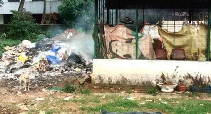 പഴവങ്ങാടി പഞ്ചായത്തിന്റെ ഉടമസ്ഥതയിൽ പ്രവർത്തിക്കുന്ന മാലിന്യ സംസ്കരണ കേന്ദ്രത്തിന് പുറത്ത് മാലിന്യങ്ങൾ കത്തിക്കുന്നതായി പരാതി പഴവങ്ങാടി പഞ്ചായത്തിന്റെ ഉടമസ്ഥതയിൽ പ്രവർത്തിക്കുന്ന മാലിന്യ സംസ്കരണ കേന്ദ്രത്തിന് പുറത്ത് മാലിന്യങ്ങൾ കത്തിക്കുന്നതായി പരാതി