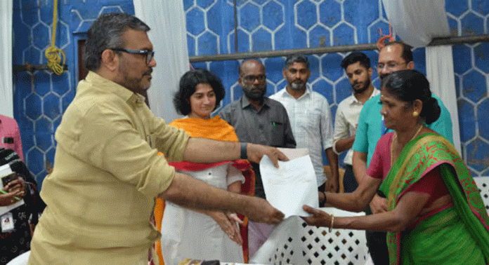 ഒടുവില് മന്ത്രി ഇടപെട്ടു ; മഹാദേവിക്ക് സ്വന്തമായി റേഷന് കാര്ഡ് ആയി ഒടുവില് മന്ത്രി ഇടപെട്ടു ; മഹാദേവിക്ക് സ്വന്തമായി റേഷന് കാര്ഡ് ആയി