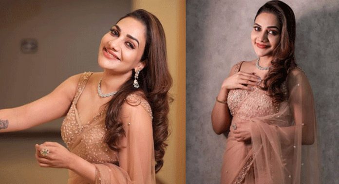 സാരിയിൽ അതീവ സുന്ദരിയായി റിമി ടോമി സാരിയിൽ അതീവ സുന്ദരിയായി റിമി ടോമി