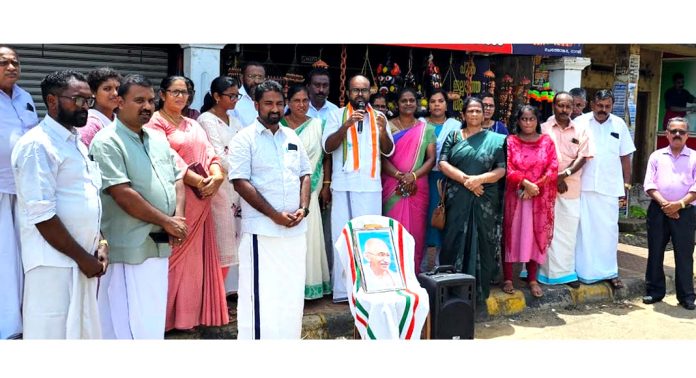 ഗാന്ധിയന് ആദര്ശങ്ങളിൽ അടിയുറച്ച് ജീവിക്കുവാൻ പൊതുപ്രവർത്തകർക്ക് കഴിയണം : റിങ്കു ചെറിയാൻ ഗാന്ധിയന് ആദര്ശങ്ങളിൽ അടിയുറച്ച് ജീവിക്കുവാൻ പൊതുപ്രവർത്തകർക്ക് കഴിയണം : റിങ്കു ചെറിയാൻ