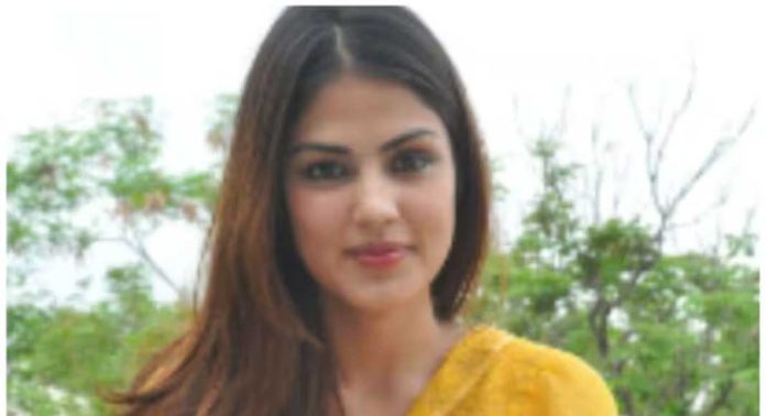 ഹൈബോക്സ് ഓൺലൈൻ നിക്ഷേപ തട്ടിപ്പ് കേസിൽ നടി റിയ ചക്രവർത്തിക്ക് സ്പെഷ്യൽ നോട്ടീസ് അയച്ച് ദില്ലി പോലീസ് ഹൈബോക്സ് ഓൺലൈൻ നിക്ഷേപ തട്ടിപ്പ് കേസിൽ നടി റിയ ചക്രവർത്തിക്ക് സ്പെഷ്യൽ നോട്ടീസ് അയച്ച് ദില്ലി പോലീസ്