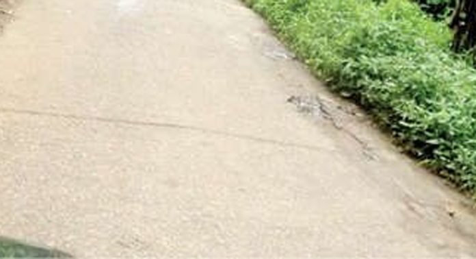 മരങ്ങാട് റോഡ് തകർന്നു തരിപ്പണമായി ; ദുരിതത്തില് യാത്രക്കാര് മരങ്ങാട് റോഡ് തകർന്നു തരിപ്പണമായി ; ദുരിതത്തില് യാത്രക്കാര്