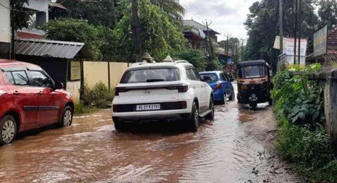 പൈപ്പുപൊട്ടൽ പതിവ് ; പെരിങ്ങരയിൽ റോഡ് തോടായി പൈപ്പുപൊട്ടൽ പതിവ് ; പെരിങ്ങരയിൽ റോഡ് തോടായി