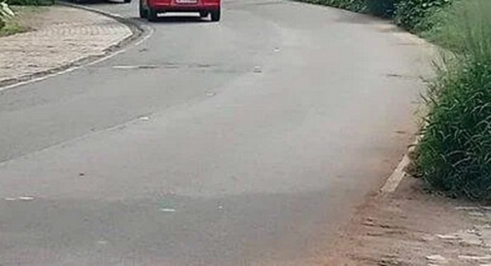 വെണ്ണിക്കുളം -ഇരവിപേരൂർ റോഡിൽ പുറമറ്റം കല്ലുപാലത്ത് തോടിന് വശത്തെ അപകടഭീതി ഒഴിയുന്നില്ല വെണ്ണിക്കുളം -ഇരവിപേരൂർ റോഡിൽ പുറമറ്റം കല്ലുപാലത്ത് തോടിന് വശത്തെ അപകടഭീതി ഒഴിയുന്നില്ല