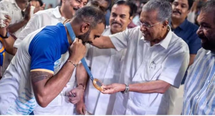 ‘ഏതൊരു കായികതാരത്തിനും മാതൃകയാക്കാവുന്ന ജീവിതം’ ; ശ്രീജേഷിനെ പ്രശംസിച്ച് മുഖ്യമന്ത്രി ‘ഏതൊരു കായികതാരത്തിനും മാതൃകയാക്കാവുന്ന ജീവിതം’ ; ശ്രീജേഷിനെ പ്രശംസിച്ച് മുഖ്യമന്ത്രി