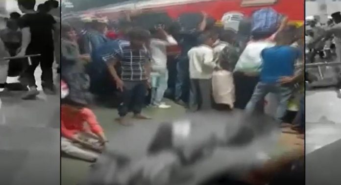 ദീപാവലിക്ക് നാട്ടിൽ പോകാനുള്ള തിരക്ക് ; മുംബൈയിൽ ട്രെയിനിൽ കയറാനുള്ള കൂട്ടയിടിയിൽ ഒമ്പതോളം പേര്ക്ക് പരിക്ക് ദീപാവലിക്ക് നാട്ടിൽ പോകാനുള്ള തിരക്ക് ; മുംബൈയിൽ ട്രെയിനിൽ കയറാനുള്ള കൂട്ടയിടിയിൽ ഒമ്പതോളം പേര്ക്ക് പരിക്ക്