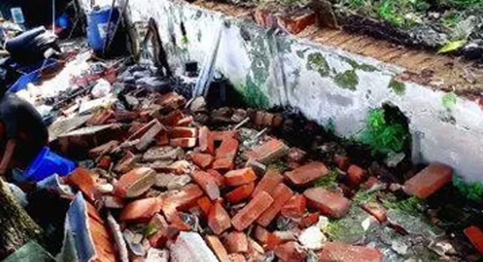തിരുവല്ല കുരിശുകവലയ്ക്ക് സമീപത്തെ ഹെഡ് പോസ്റ്റ് ഓഫീസ് വളപ്പിന്റെ മതിലിടിഞ്ഞു വീണു തിരുവല്ല കുരിശുകവലയ്ക്ക് സമീപത്തെ ഹെഡ് പോസ്റ്റ് ഓഫീസ് വളപ്പിന്റെ മതിലിടിഞ്ഞു വീണു