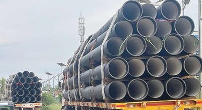 കുറ്റൂർ തോണ്ടറ പഴയ പാലത്തിൽ പൈപ്പ് കയറ്റിയ ലോറികൾ നിർത്തിയിട്ടിട്ട് നാലുദിവസം കുറ്റൂർ തോണ്ടറ പഴയ പാലത്തിൽ പൈപ്പ് കയറ്റിയ ലോറികൾ നിർത്തിയിട്ടിട്ട് നാലുദിവസം
