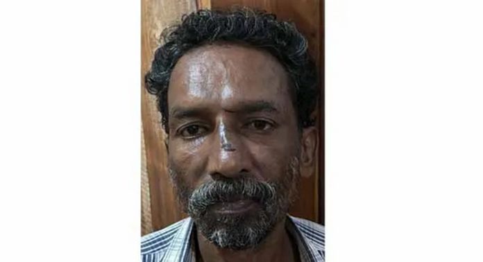 കെഎസ്ആര്ടിസി സ്റ്റാന്ഡില് ബസ് കാത്തു നിന്നയാളുടെ പോക്കറ്റില് നിന്നും രണ്ട് മൊബൈല് ഫോണുകള് മോഷ്ടിച്ചയാളെ പോലീസ് പിടികൂടി കെഎസ്ആര്ടിസി സ്റ്റാന്ഡില് ബസ് കാത്തു നിന്നയാളുടെ പോക്കറ്റില് നിന്നും രണ്ട് മൊബൈല് ഫോണുകള് മോഷ്ടിച്ചയാളെ പോലീസ് പിടികൂടി