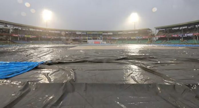 രഞ്ജി ട്രോഫി : കേരളത്തിന് പ്രതീക്ഷയില്ല, ബംഗാളിനെതിരായ മത്സരം രണ്ടാം ദിനവും മഴ മൂലം വൈകുന്നു രഞ്ജി ട്രോഫി : കേരളത്തിന് പ്രതീക്ഷയില്ല, ബംഗാളിനെതിരായ മത്സരം രണ്ടാം ദിനവും മഴ മൂലം വൈകുന്നു