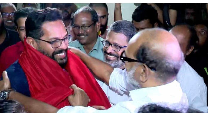 സിപിഐഎം ജില്ലാകമ്മിറ്റി ഓഫീസില് സഖാവ് സരിന് ഉജ്ജ്വല സ്വീകരണം സിപിഐഎം ജില്ലാകമ്മിറ്റി ഓഫീസില് സഖാവ് സരിന് ഉജ്ജ്വല സ്വീകരണം