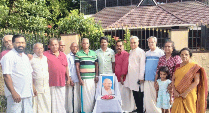 വള്ളംകുളം ഐശ്വര്യനഗർ റെസിഡൻസ് അസോസിയേഷൻ ഗാന്ധിജിയുടെ ഛായാചിത്രത്തിൽ പുഷ്പാർച്ചന നടത്തി വള്ളംകുളം ഐശ്വര്യനഗർ റെസിഡൻസ് അസോസിയേഷൻ ഗാന്ധിജിയുടെ ഛായാചിത്രത്തിൽ പുഷ്പാർച്ചന നടത്തി