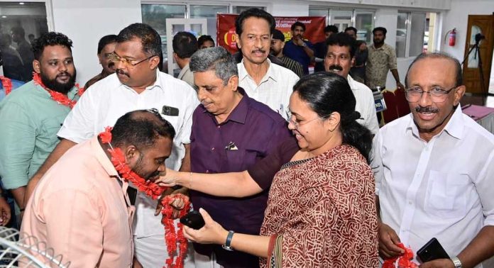 ബി ജെ പി യിൽ നിന്നും സി പി എമ്മിൽ എത്തിയ ആൾ വിദേശ മദ്യകച്ചവടത്തിന് പിടിയിൽ ബി ജെ പി യിൽ നിന്നും സി പി എമ്മിൽ എത്തിയ ആൾ വിദേശ മദ്യകച്ചവടത്തിന് പിടിയിൽ