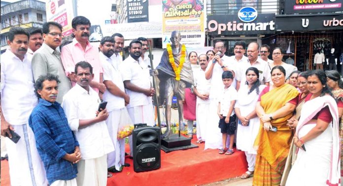 കോന്നി ടൗണിൽ ഗാന്ധി സ്മൃതി സംഗമം നടത്തി കോൺഗ്രസ് കോന്നി ടൗണിൽ ഗാന്ധി സ്മൃതി സംഗമം നടത്തി കോൺഗ്രസ്