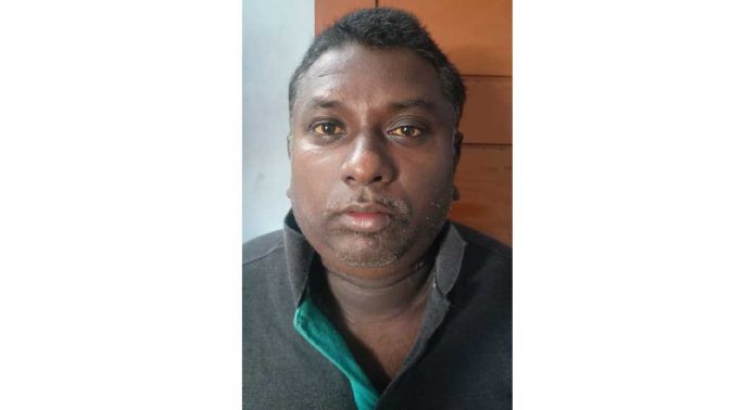 പത്തനംതിട്ടയിൽ തവണ വ്യവസ്ഥയിൽ ഫോൺ ആവശ്യപ്പെട്ടെത്തി മൊബൈൽ ഫോൺ മോഷ്ടിച്ച പ്രതി പിടിയിൽ പത്തനംതിട്ടയിൽ തവണ വ്യവസ്ഥയിൽ ഫോൺ ആവശ്യപ്പെട്ടെത്തി മൊബൈൽ ഫോൺ മോഷ്ടിച്ച പ്രതി പിടിയിൽ