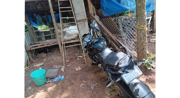 പുതുശ്ശേരിമല പാണ്ഡ്യന്പാറയിലെ സ്ഫോടനത്തില് സംശയം പ്രകടിപ്പിച്ച് നാട്ടുകാര് പുതുശ്ശേരിമല പാണ്ഡ്യന്പാറയിലെ സ്ഫോടനത്തില് സംശയം പ്രകടിപ്പിച്ച് നാട്ടുകാര്