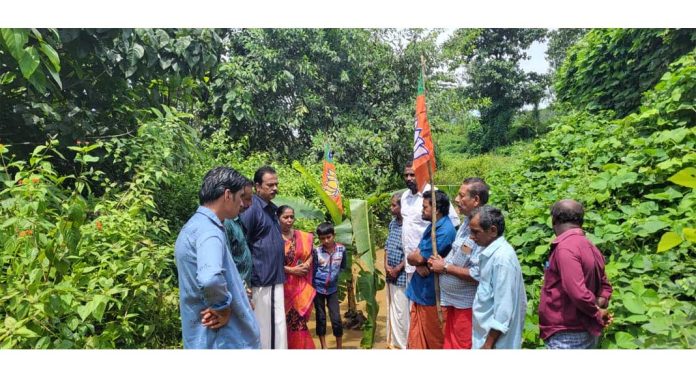 ബിജെപി ബൂത്ത് കമ്മിറ്റിയുടെ നേതൃത്വത്തിൽ വാഴ നട്ട് റോഡ് ഉപരോധിച്ചു ബിജെപി ബൂത്ത് കമ്മിറ്റിയുടെ നേതൃത്വത്തിൽ വാഴ നട്ട് റോഡ് ഉപരോധിച്ചു